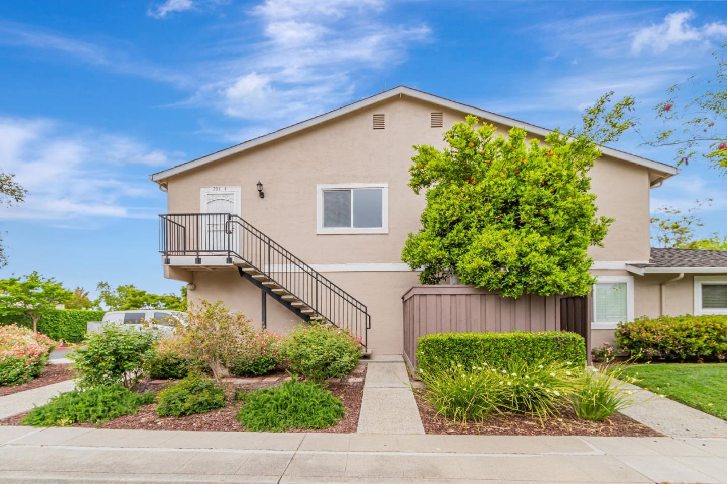 Detail Gallery Image 2 of 30 For 295 Rio Verde Pl #4,  Milpitas,  CA 95035 - 3 Beds | 1 Baths