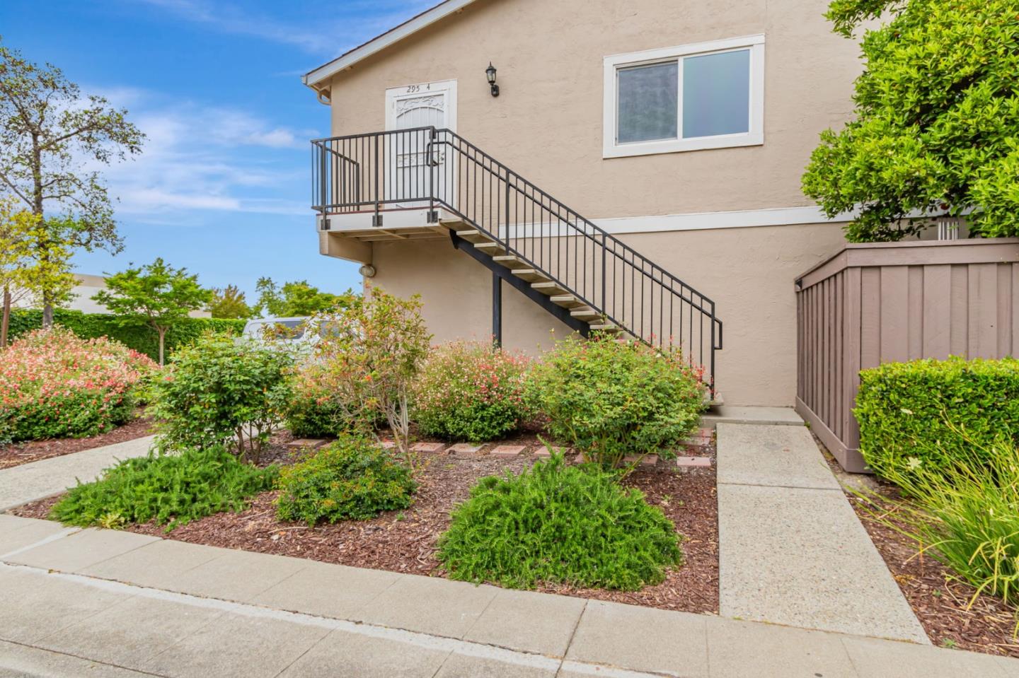 Detail Gallery Image 4 of 30 For 295 Rio Verde Pl #4,  Milpitas,  CA 95035 - 3 Beds | 1 Baths