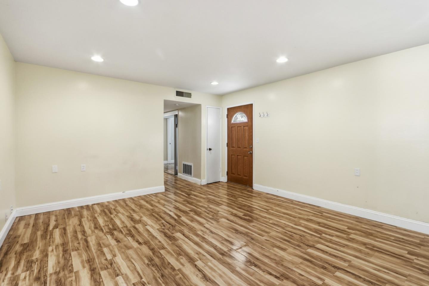 Detail Gallery Image 5 of 27 For 14225 Lora Dr #9,  Los Gatos,  CA 95032 - 2 Beds | 1 Baths