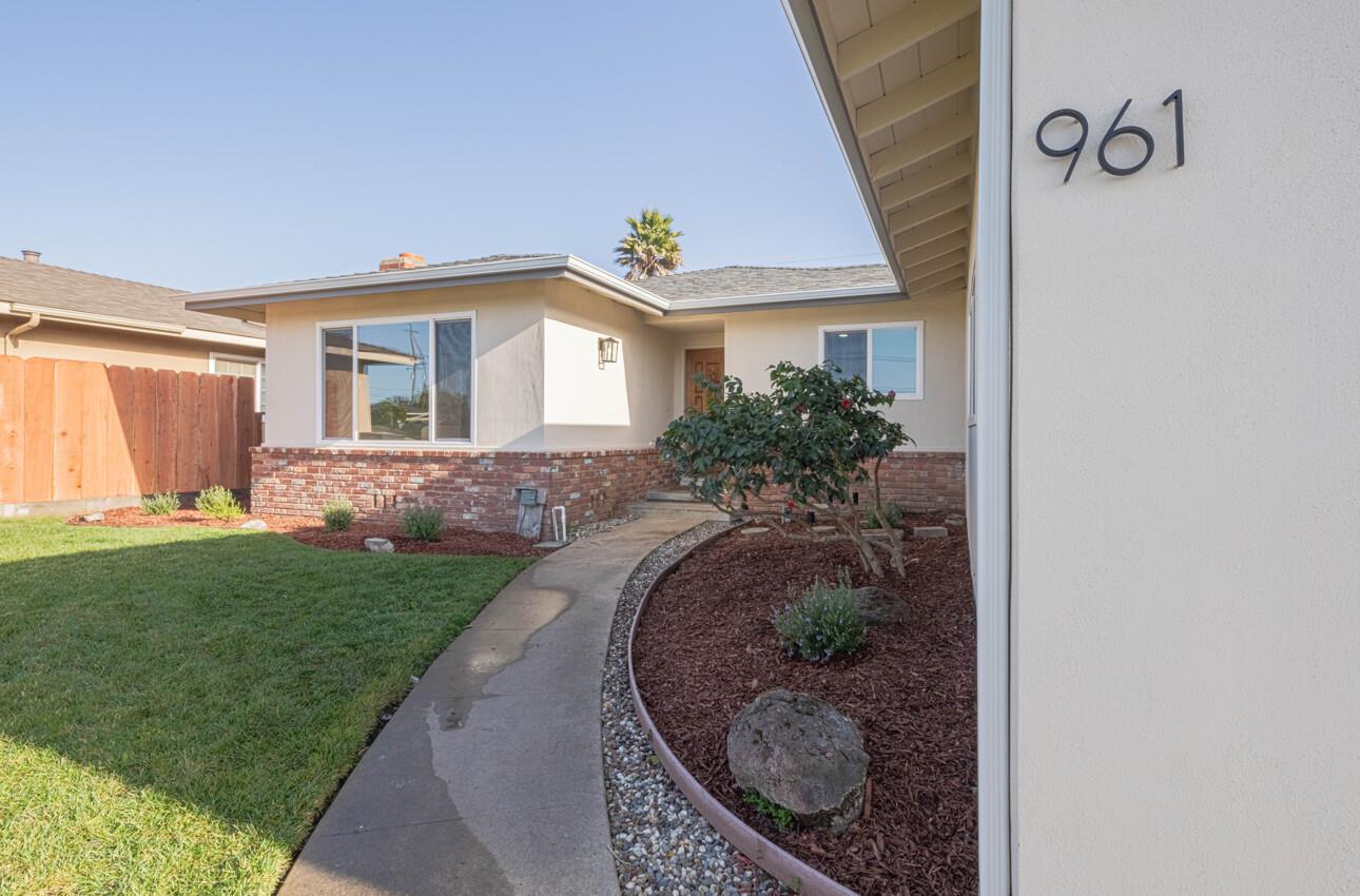 Detail Gallery Image 2 of 26 For 961 Loyola Dr, Salinas,  CA 93901 - 3 Beds | 2 Baths