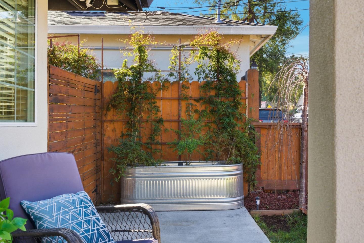 Detail Gallery Image 6 of 49 For 2212 Dumbarton Ave, East Palo Alto,  CA 94303 - 4 Beds | 3 Baths