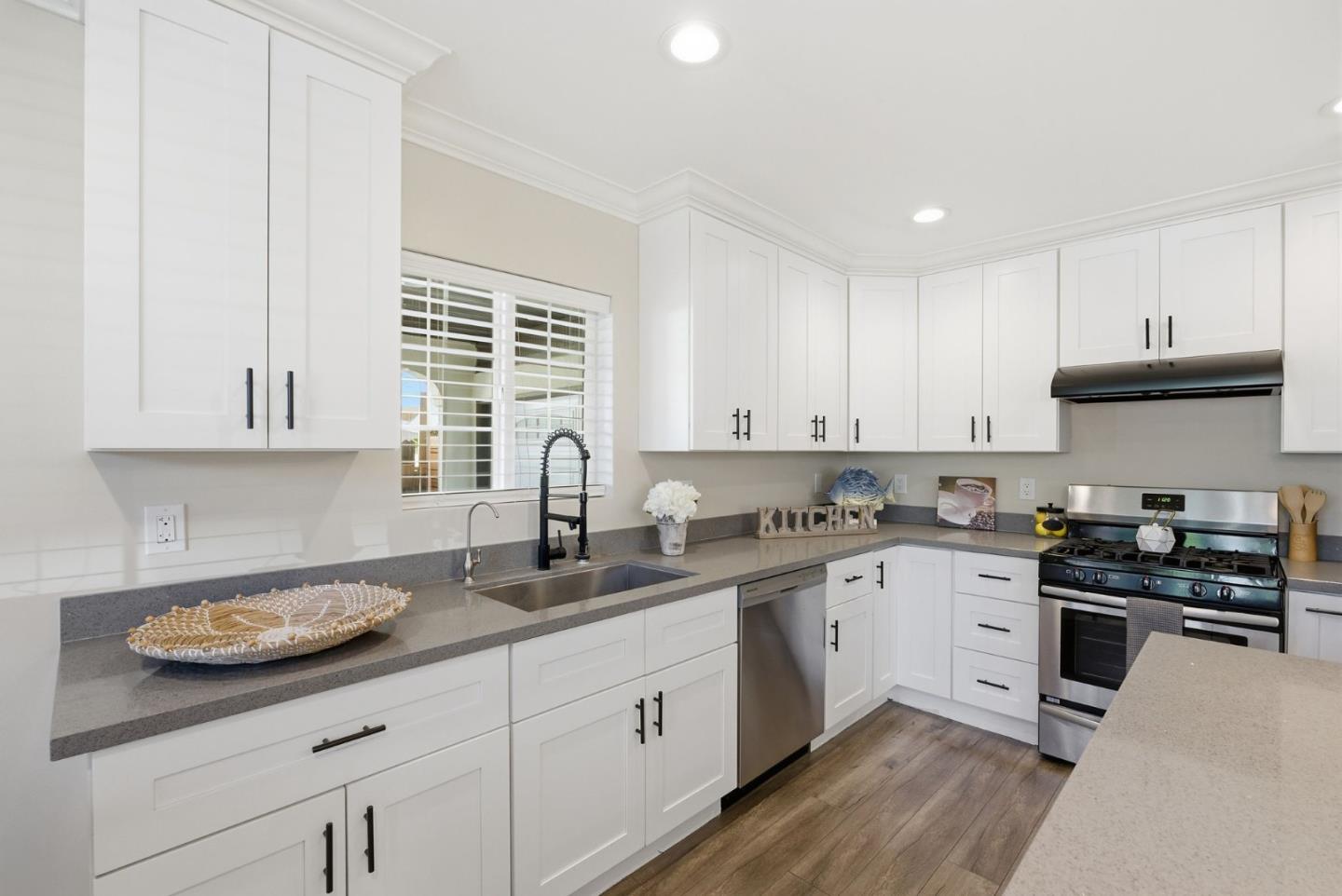 Detail Gallery Image 9 of 49 For 2212 Dumbarton Ave, East Palo Alto,  CA 94303 - 4 Beds | 3 Baths