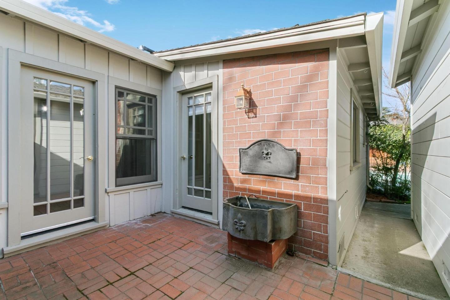 Detail Gallery Image 11 of 24 For 2084 Saint Francis Way, San Carlos,  CA 94070 - 3 Beds | 2/1 Baths