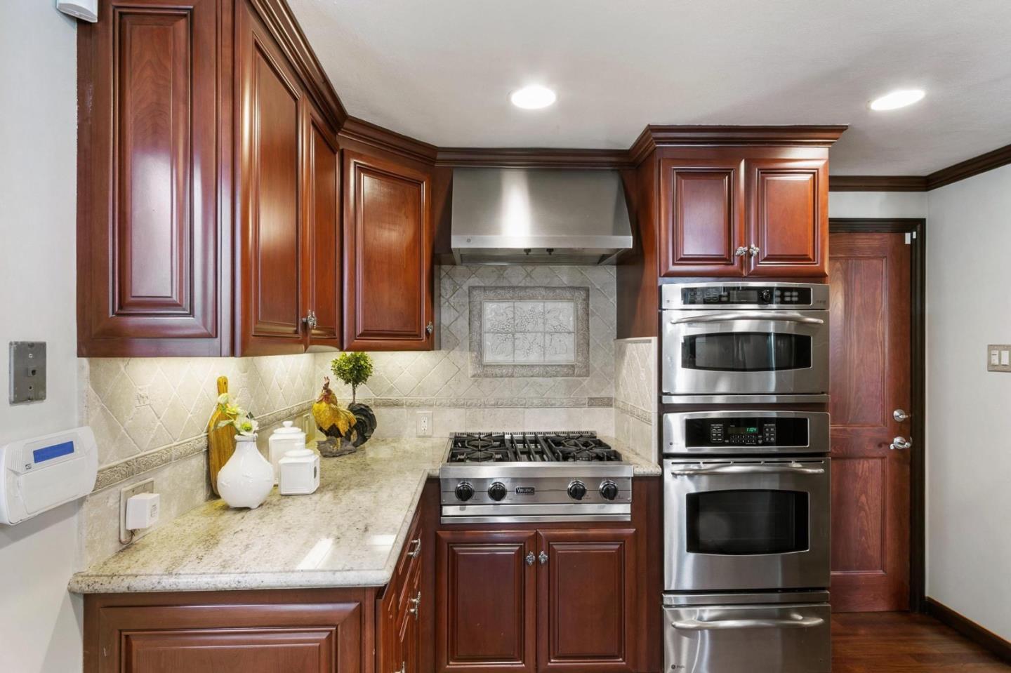 Detail Gallery Image 7 of 24 For 2084 Saint Francis Way, San Carlos,  CA 94070 - 3 Beds | 2/1 Baths