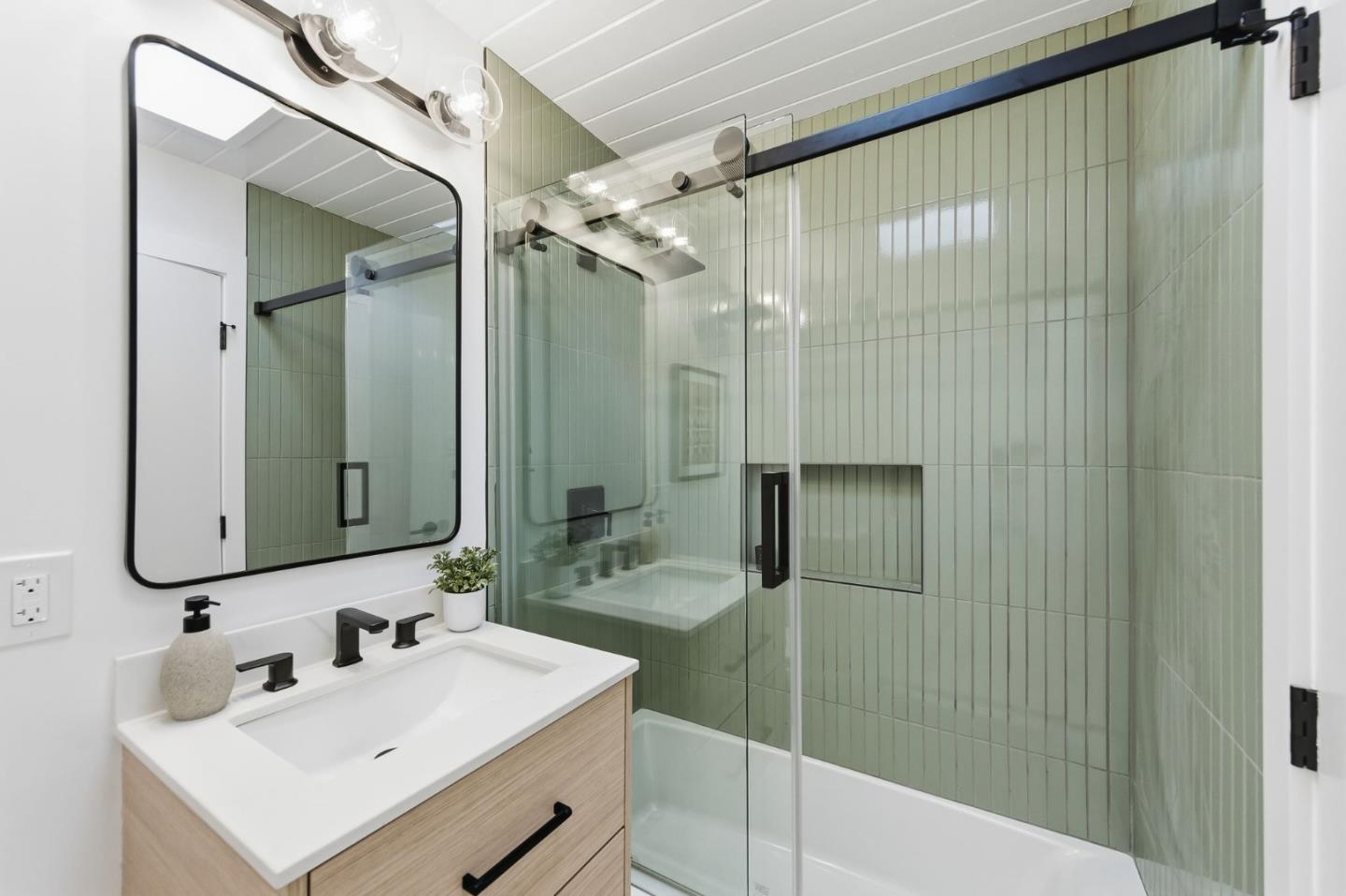 Detail Gallery Image 26 of 42 For 1907 Ticonderoga Dr, San Mateo,  CA 94402 - 4 Beds | 2/1 Baths