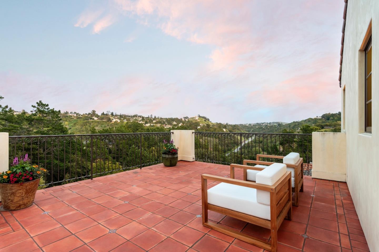 Detail Gallery Image 20 of 24 For 25 Searsville Ct, Hillsborough,  CA 94010 - 5 Beds | 4 Baths