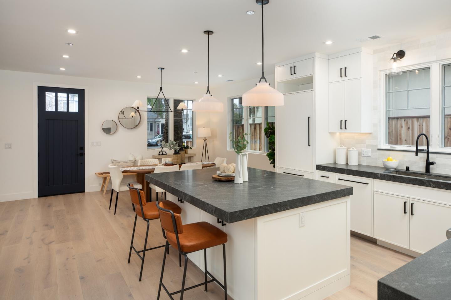 Detail Gallery Image 11 of 24 For 737 Linden Ave, Burlingame,  CA 94010 - 6 Beds | 4/2 Baths