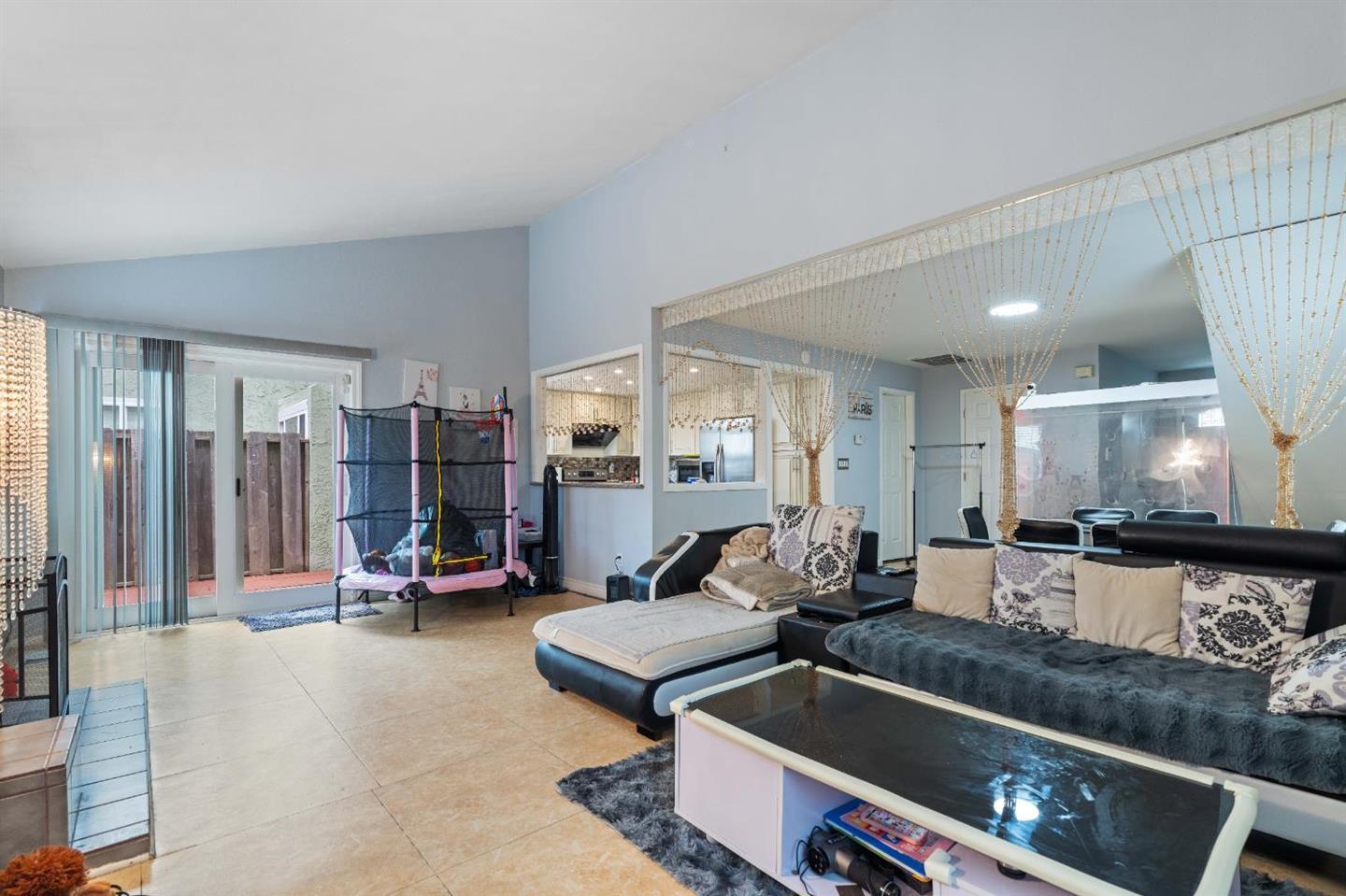 Detail Gallery Image 13 of 41 For 311 Shoreline Dr, Pittsburg,  CA 94565 - 3 Beds | 2/1 Baths