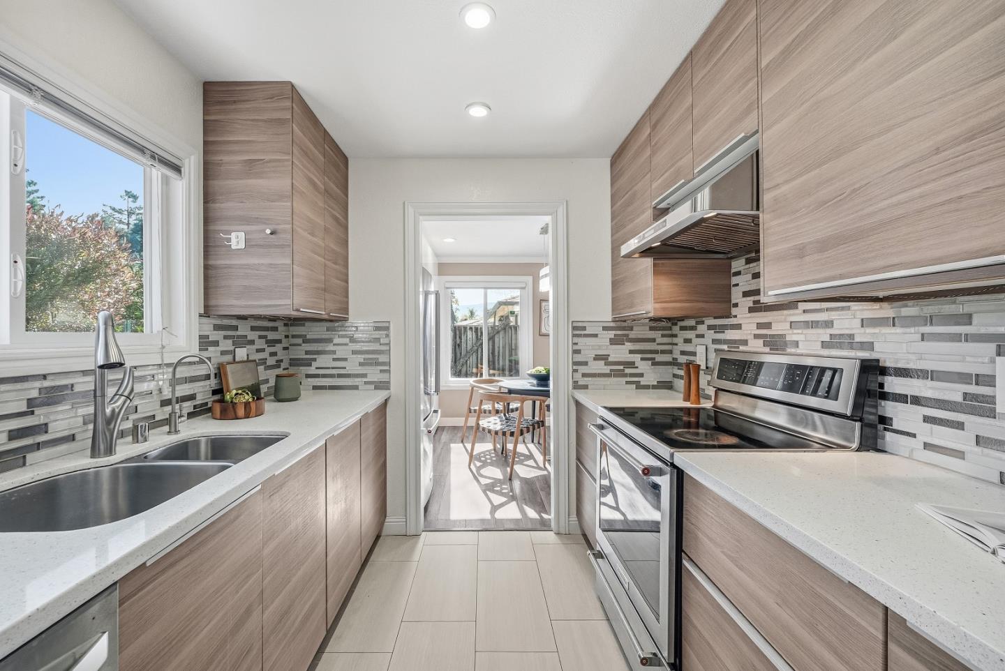 Detail Gallery Image 10 of 38 For 950 Boranda Ave #12,  Mountain View,  CA 94040 - 3 Beds | 2/1 Baths