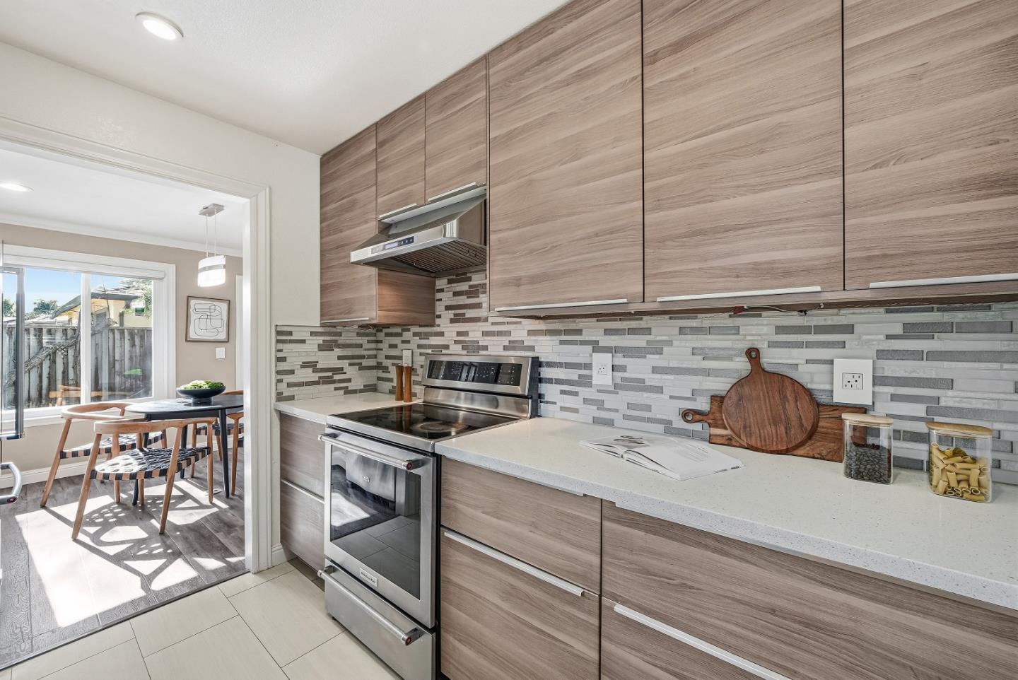 Detail Gallery Image 11 of 38 For 950 Boranda Ave #12,  Mountain View,  CA 94040 - 3 Beds | 2/1 Baths