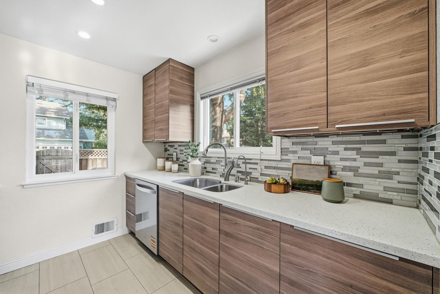 Detail Gallery Image 12 of 38 For 950 Boranda Ave #12,  Mountain View,  CA 94040 - 3 Beds | 2/1 Baths