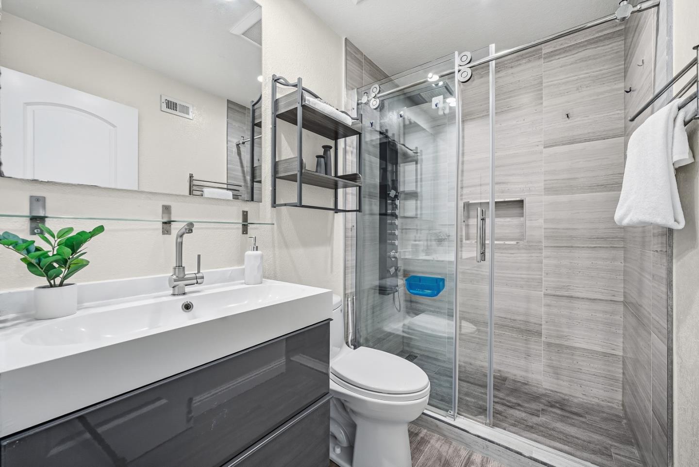 Detail Gallery Image 24 of 38 For 950 Boranda Ave #12,  Mountain View,  CA 94040 - 3 Beds | 2/1 Baths