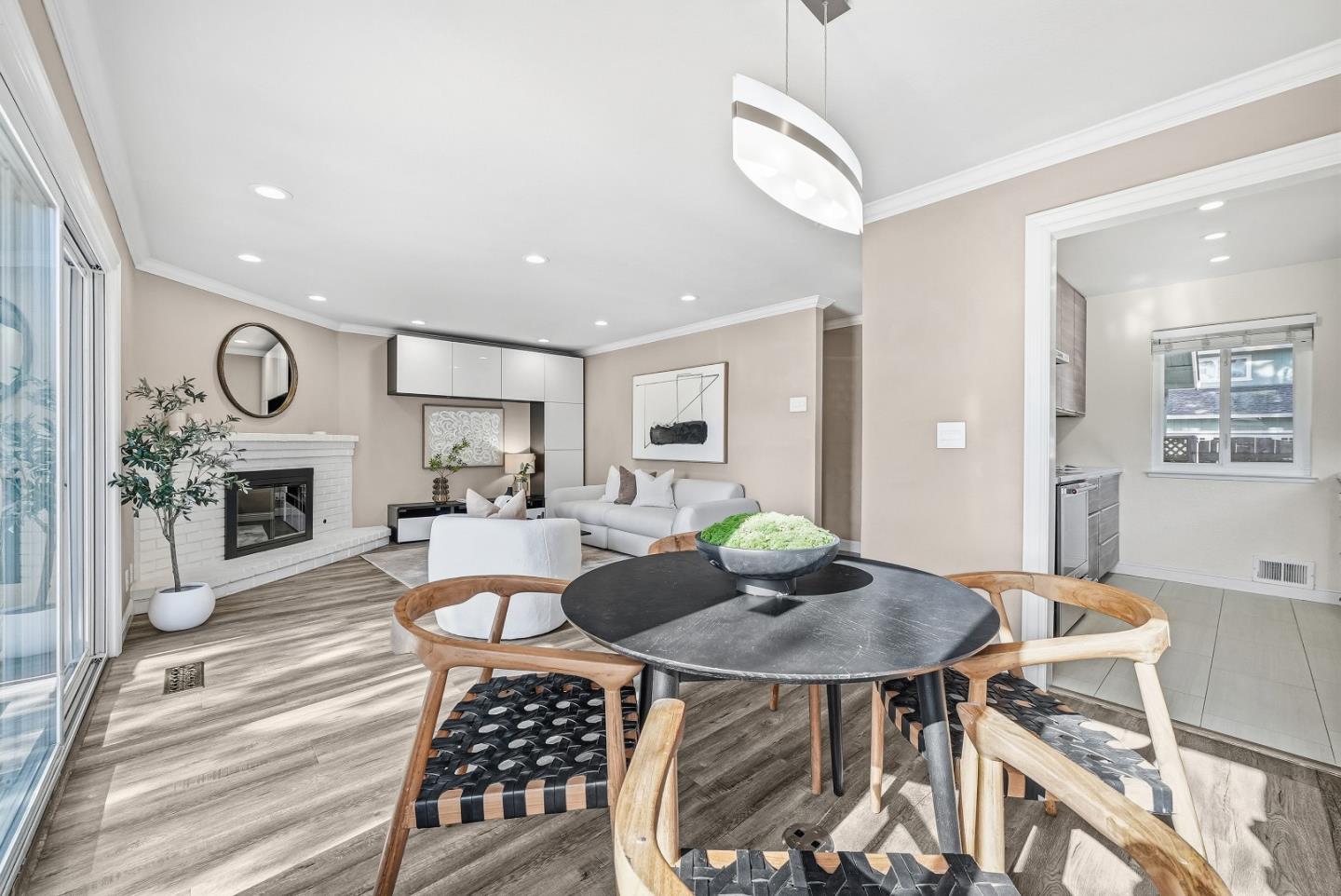 Detail Gallery Image 9 of 38 For 950 Boranda Ave #12,  Mountain View,  CA 94040 - 3 Beds | 2/1 Baths