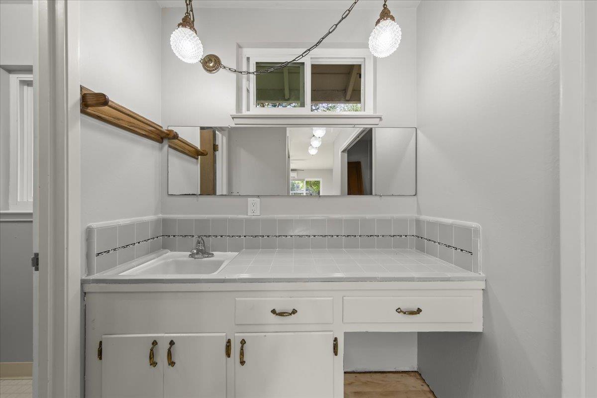 Detail Gallery Image 18 of 24 For 1687 Dalehurst Ave, Los Altos,  CA 94024 - 3 Beds | 2 Baths