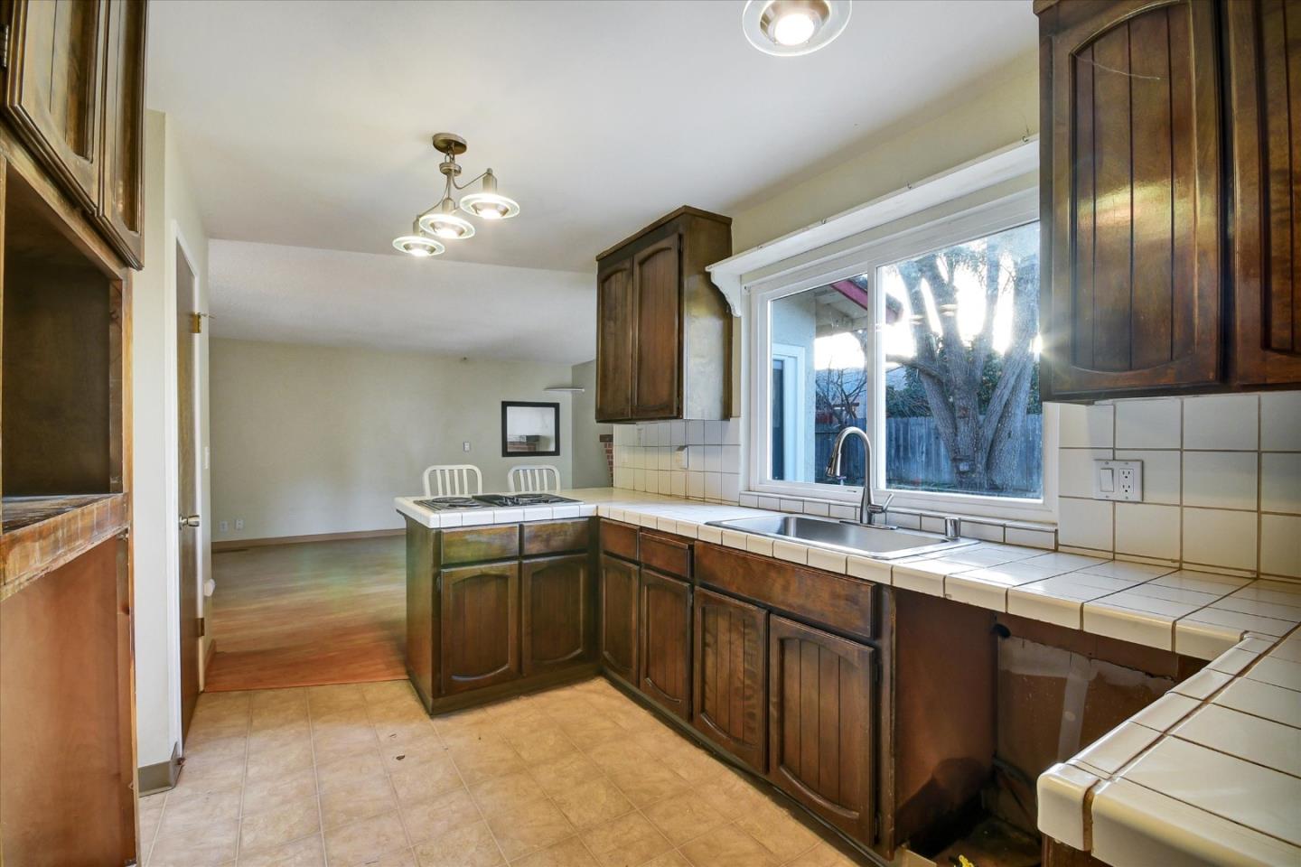 Detail Gallery Image 10 of 29 For 6595 Princevalle St, Gilroy,  CA 95020 - 4 Beds | 2/1 Baths