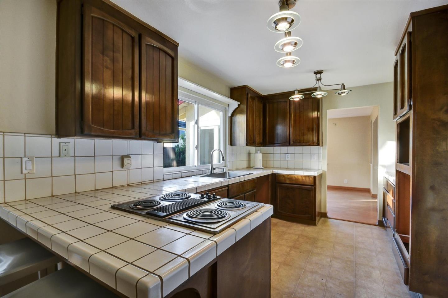 Detail Gallery Image 5 of 29 For 6595 Princevalle St, Gilroy,  CA 95020 - 4 Beds | 2/1 Baths