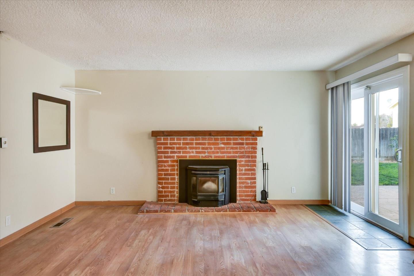 Detail Gallery Image 8 of 29 For 6595 Princevalle St, Gilroy,  CA 95020 - 4 Beds | 2/1 Baths