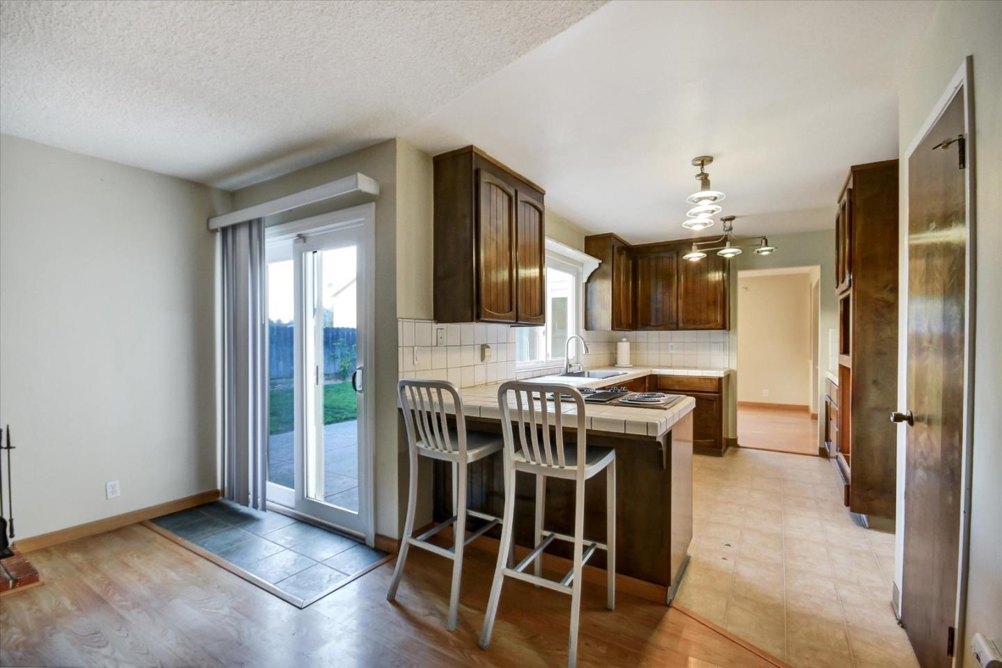 Detail Gallery Image 9 of 29 For 6595 Princevalle St, Gilroy,  CA 95020 - 4 Beds | 2/1 Baths