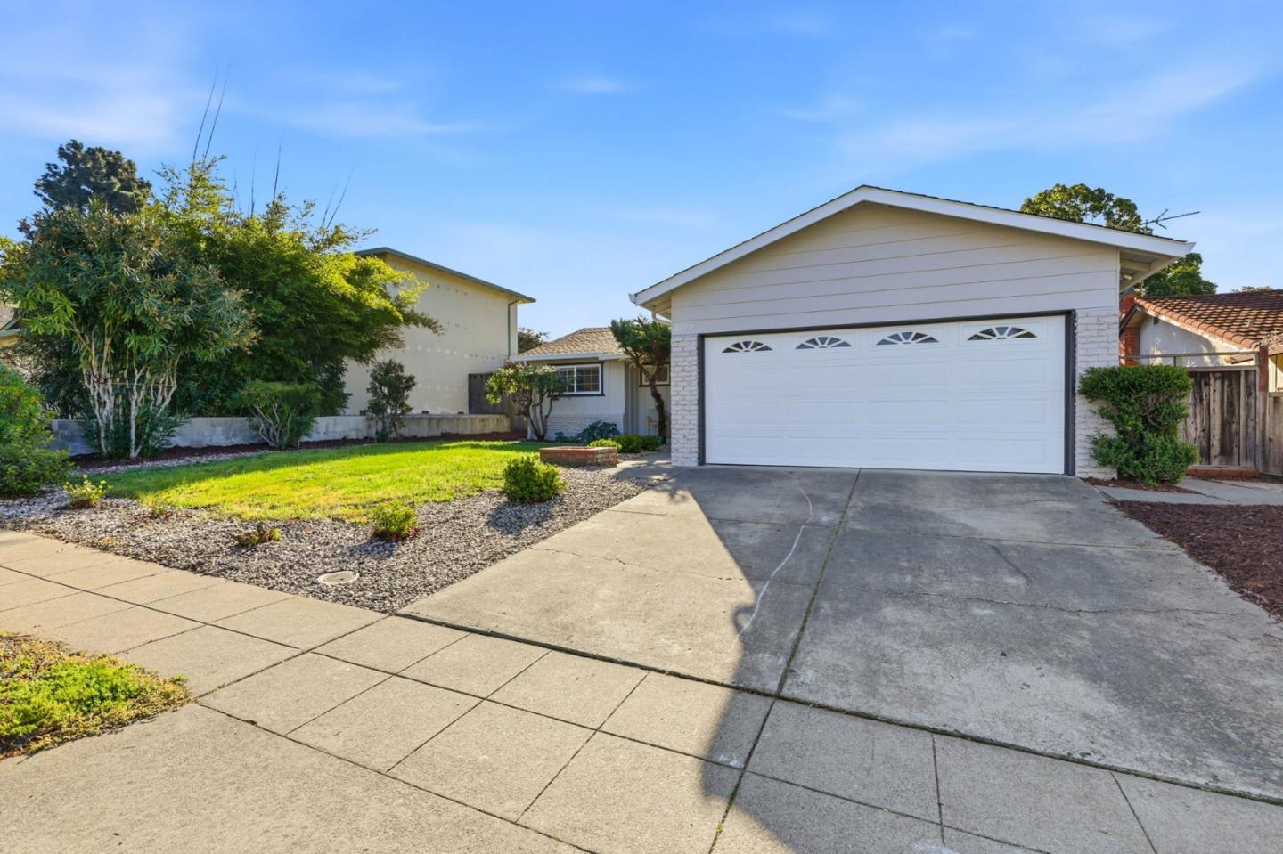 Detail Gallery Image 3 of 29 For 2202 Yosemite Dr, Milpitas,  CA 95035 - 3 Beds | 2 Baths