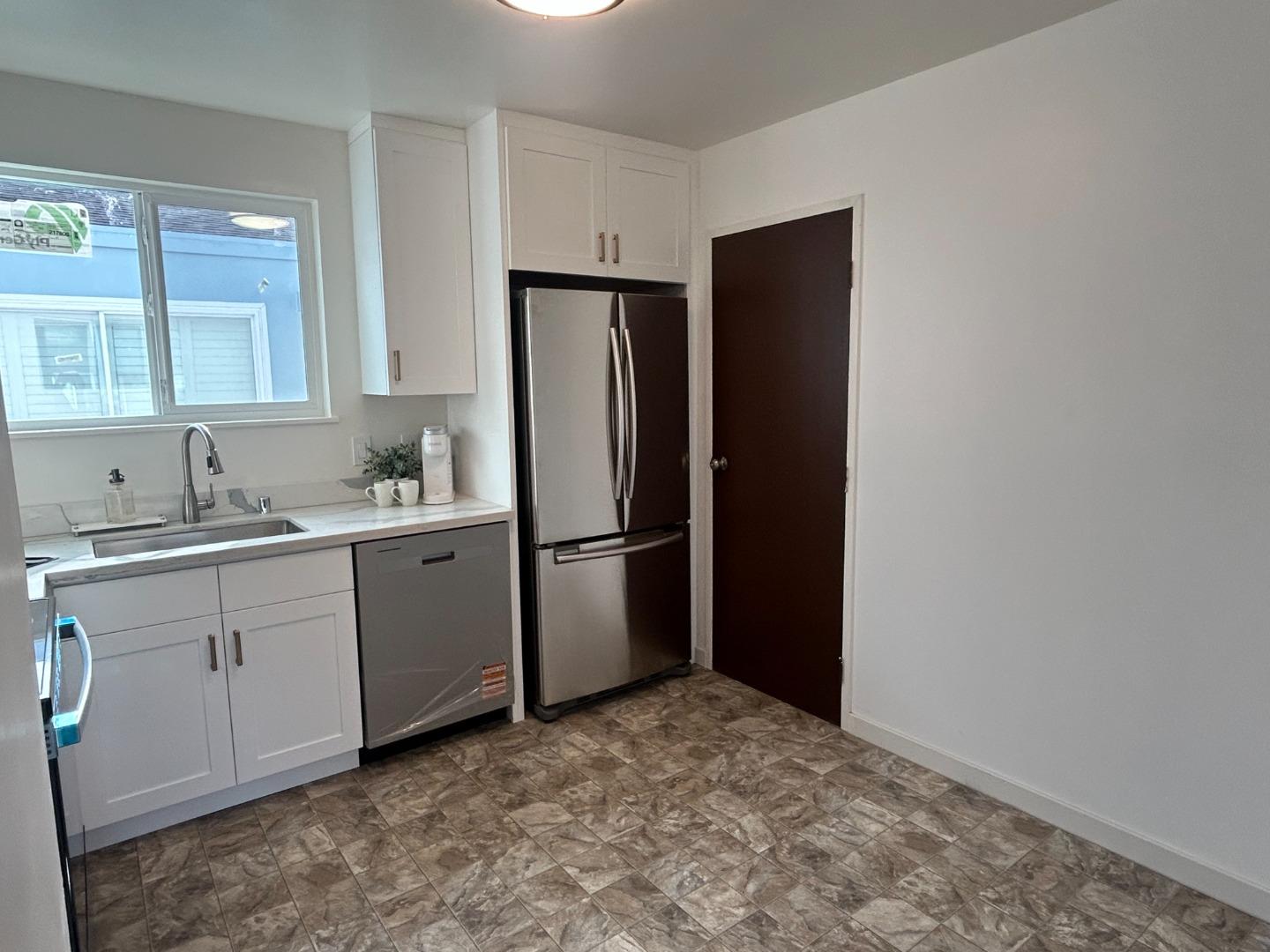 Detail Gallery Image 10 of 23 For 265 Crestmoor Cir, Pacifica,  CA 94044 - 3 Beds | 1/1 Baths