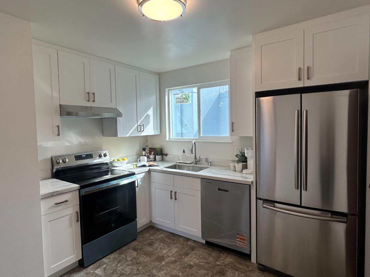 Detail Gallery Image 11 of 23 For 265 Crestmoor Cir, Pacifica,  CA 94044 - 3 Beds | 1/1 Baths