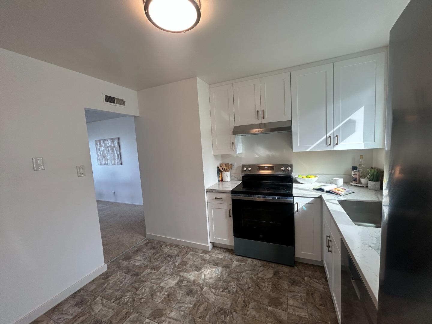 Detail Gallery Image 12 of 23 For 265 Crestmoor Cir, Pacifica,  CA 94044 - 3 Beds | 1/1 Baths