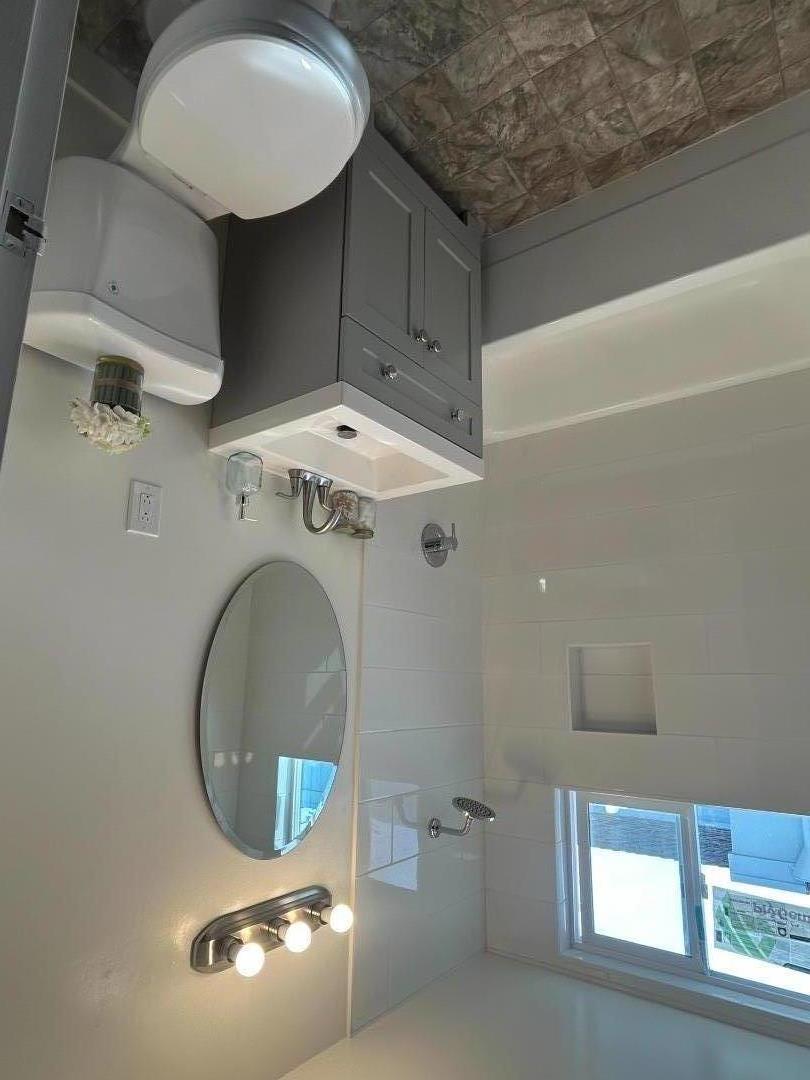 Detail Gallery Image 16 of 23 For 265 Crestmoor Cir, Pacifica,  CA 94044 - 3 Beds | 1/1 Baths