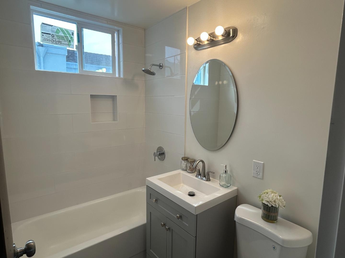 Detail Gallery Image 17 of 23 For 265 Crestmoor Cir, Pacifica,  CA 94044 - 3 Beds | 1/1 Baths