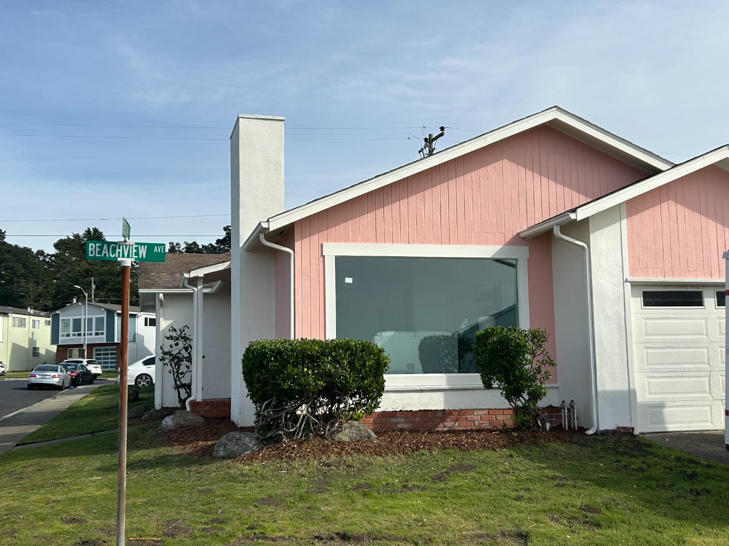 Detail Gallery Image 4 of 23 For 265 Crestmoor Cir, Pacifica,  CA 94044 - 3 Beds | 1/1 Baths