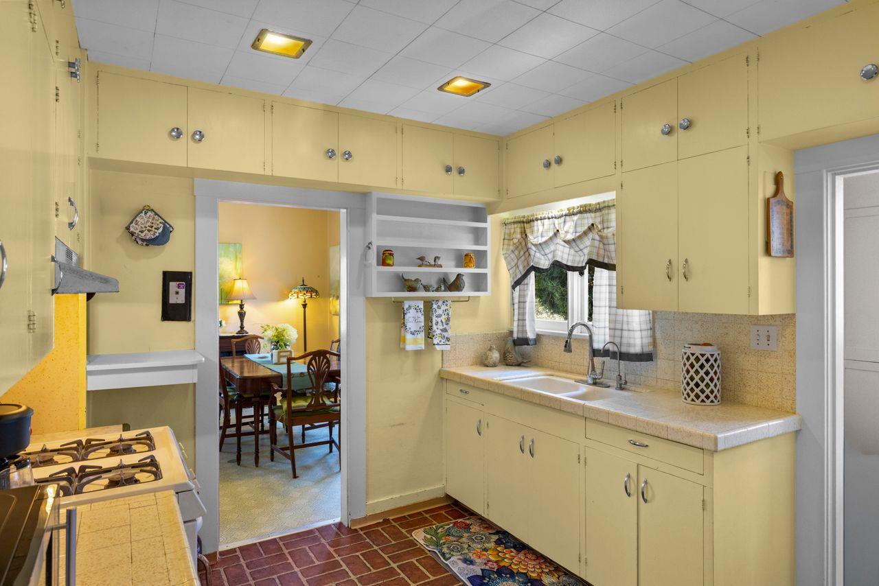 Detail Gallery Image 10 of 38 For 851 Laurel Ave, Pacific Grove,  CA 93950 - 3 Beds | 1 Baths