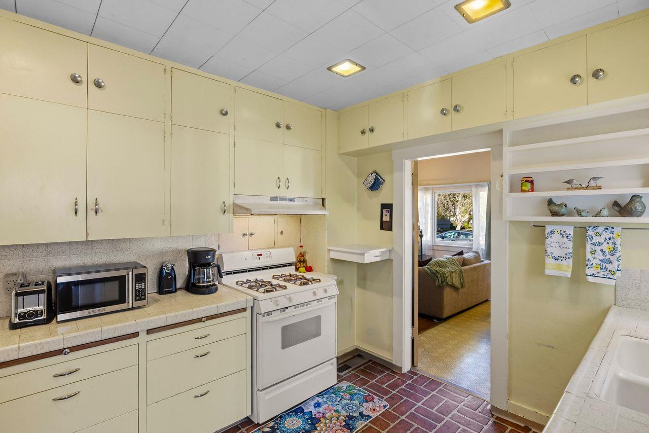 Detail Gallery Image 11 of 38 For 851 Laurel Ave, Pacific Grove,  CA 93950 - 3 Beds | 1 Baths
