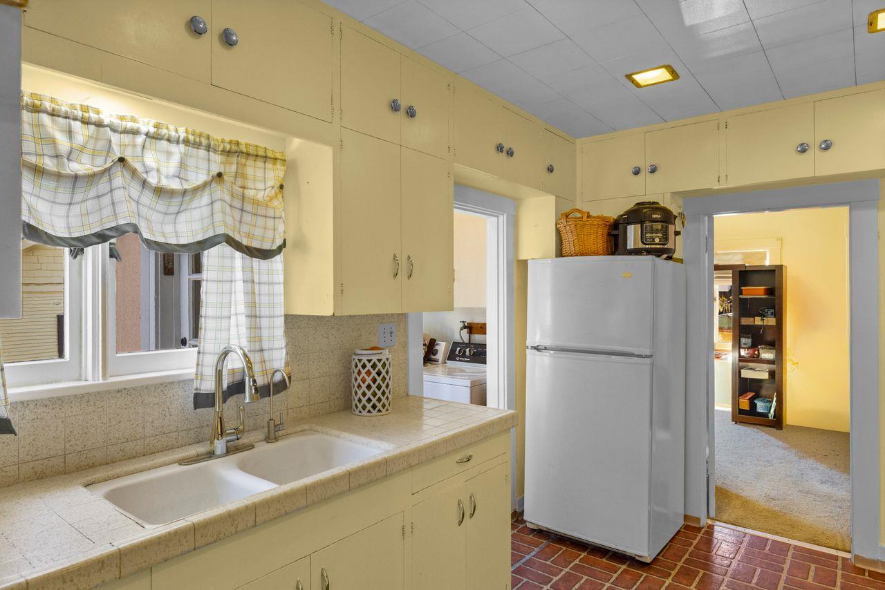 Detail Gallery Image 9 of 38 For 851 Laurel Ave, Pacific Grove,  CA 93950 - 3 Beds | 1 Baths