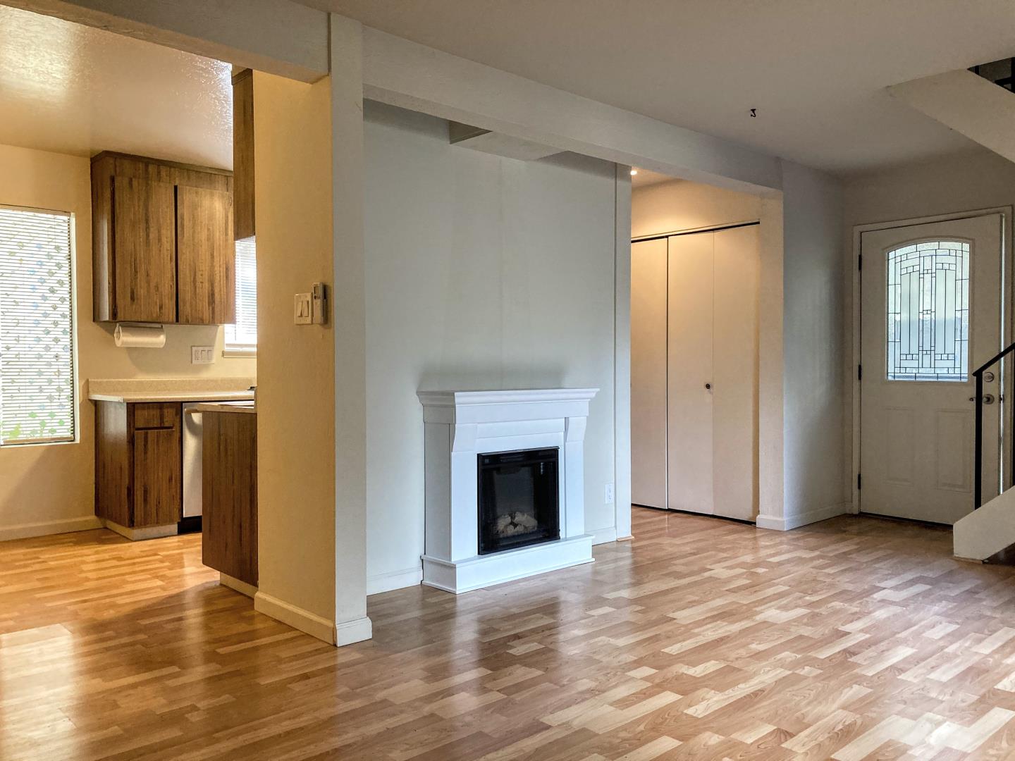 Detail Gallery Image 3 of 14 For 2534 W Middlefield Rd, Mountain View,  CA 94043 - 2 Beds | 1/1 Baths