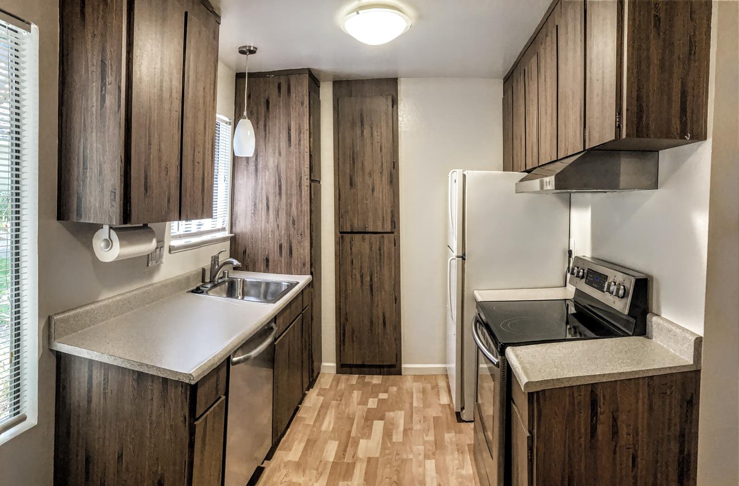 Detail Gallery Image 5 of 14 For 2534 W Middlefield Rd, Mountain View,  CA 94043 - 2 Beds | 1/1 Baths