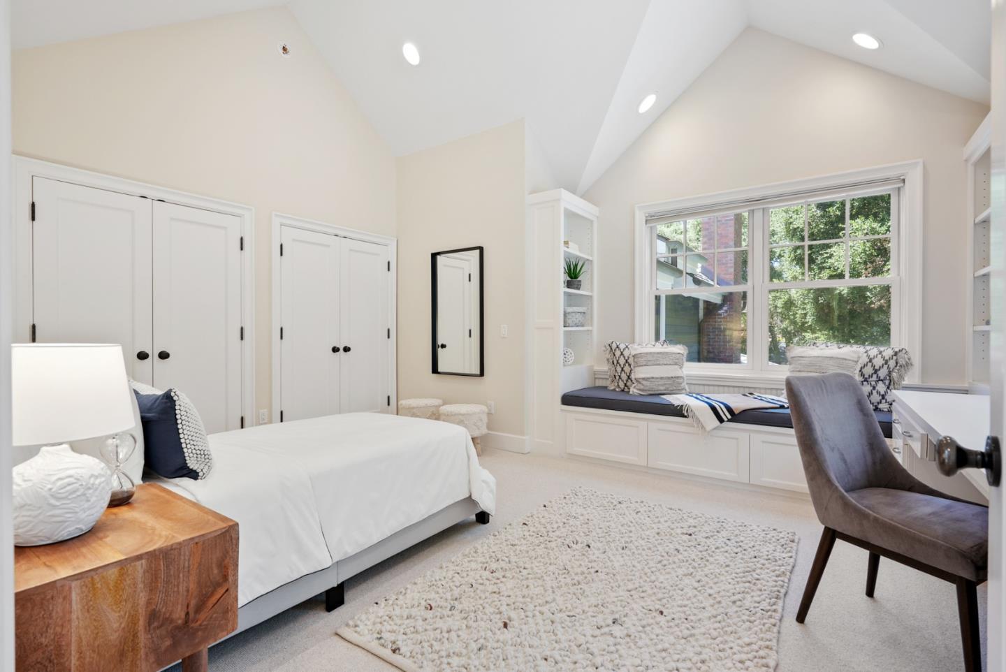 Detail Gallery Image 7 of 12 For 42 Camino Por Los Arboles, Atherton,  CA 94027 - 5 Beds | 3/2 Baths