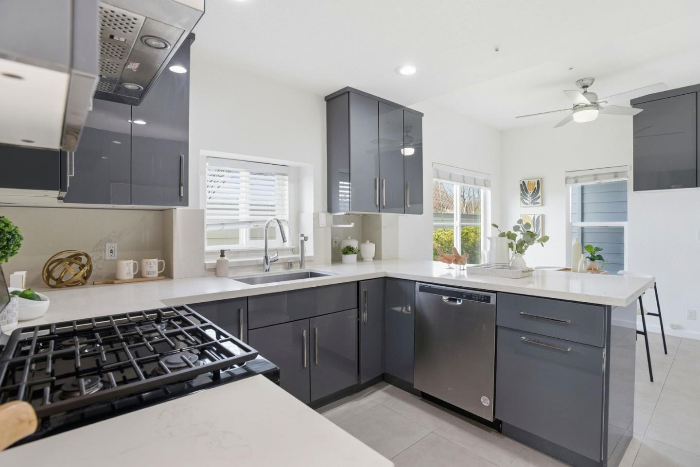 Detail Gallery Image 7 of 28 For 23 Dory Ln, Foster City,  CA 94404 - 2 Beds | 2/1 Baths