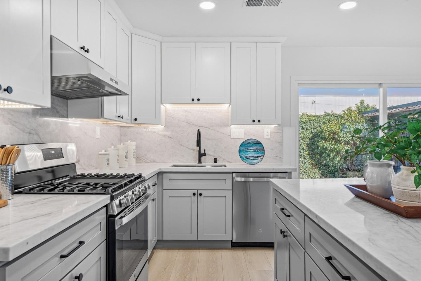 Detail Gallery Image 11 of 37 For 5083 Miramar Ave, San Jose,  CA 95129 - 4 Beds | 2/1 Baths