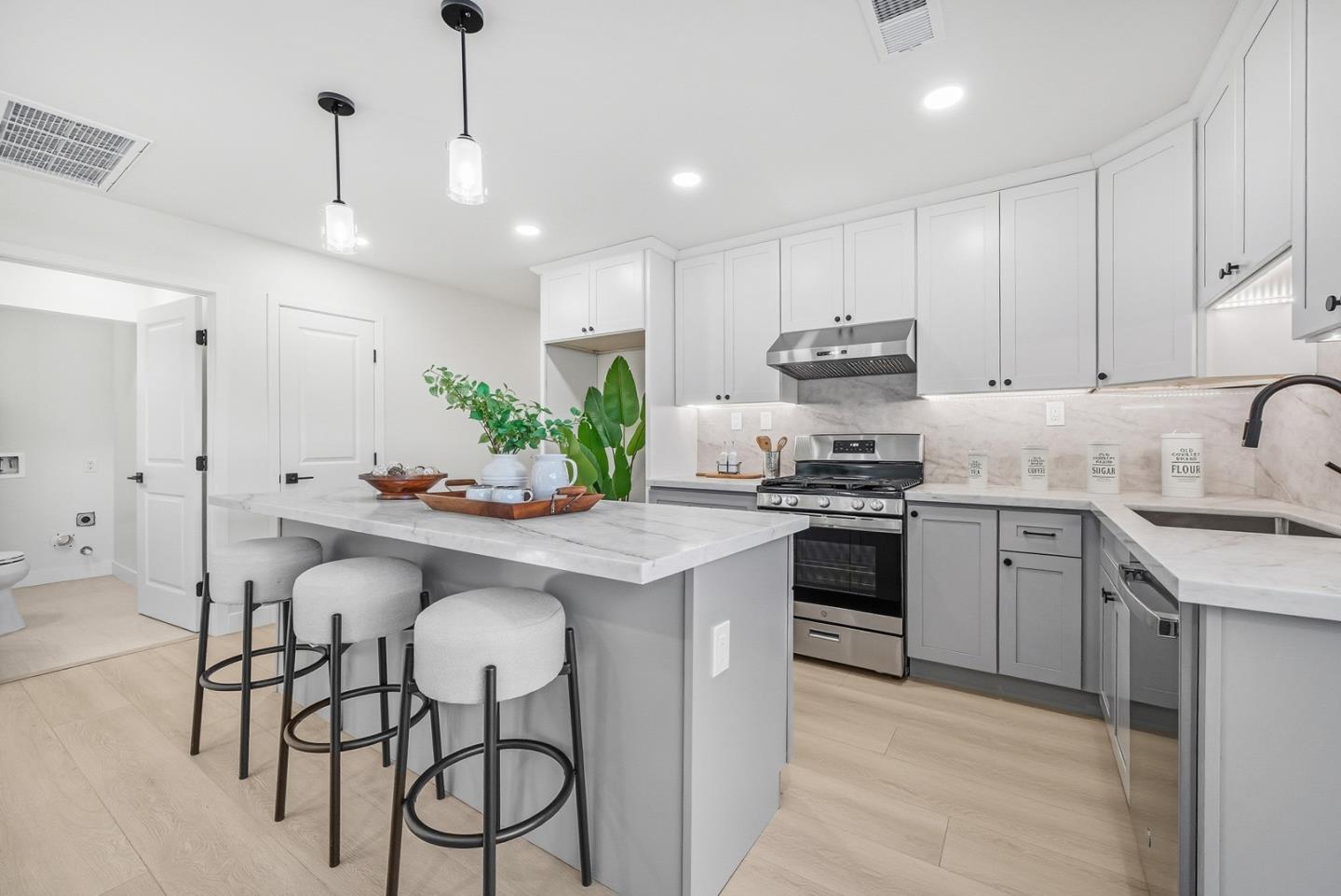 Detail Gallery Image 14 of 37 For 5083 Miramar Ave, San Jose,  CA 95129 - 4 Beds | 2/1 Baths