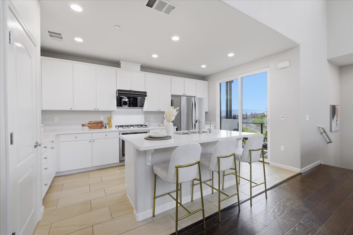 Detail Gallery Image 11 of 65 For 218 William Manly St #2,  San Jose,  CA 95136 - 3 Beds | 2 Baths