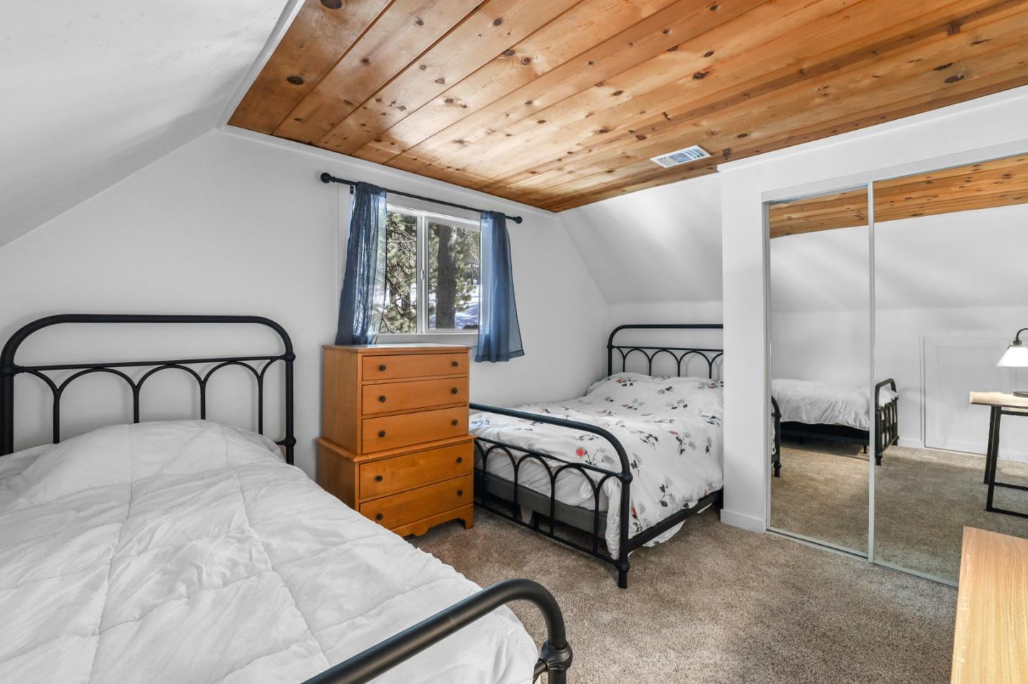 Detail Gallery Image 11 of 15 For 2161 Pinewood Dr, South Lake Tahoe,  CA 96150 - 3 Beds | 1 Baths