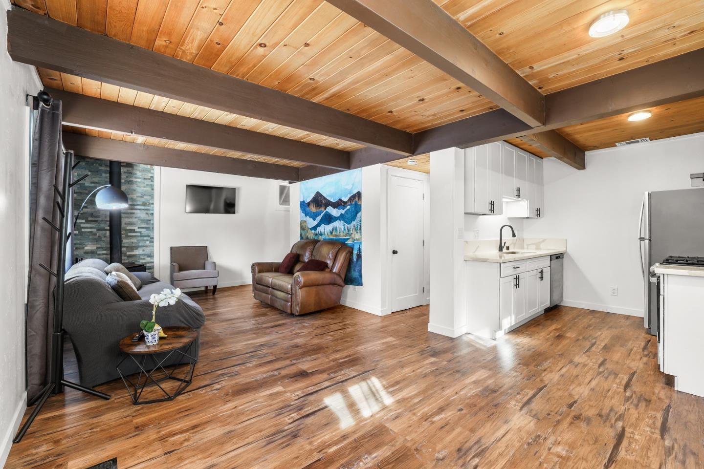 Detail Gallery Image 6 of 15 For 2161 Pinewood Dr, South Lake Tahoe,  CA 96150 - 3 Beds | 1 Baths