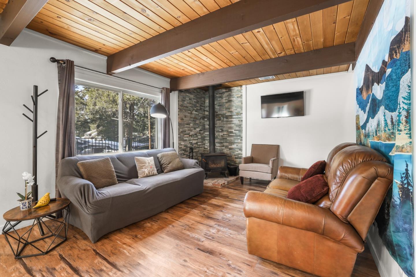 Detail Gallery Image 7 of 15 For 2161 Pinewood Dr, South Lake Tahoe,  CA 96150 - 3 Beds | 1 Baths