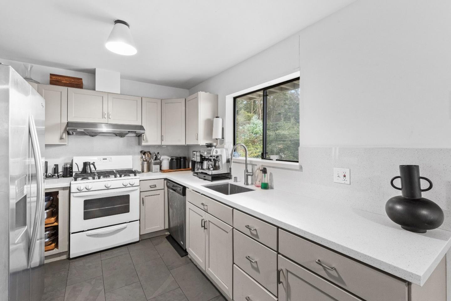 Detail Gallery Image 21 of 63 For 3320 Robinson Dr, Oakland,  CA 94602 - 2 Beds | 2/1 Baths