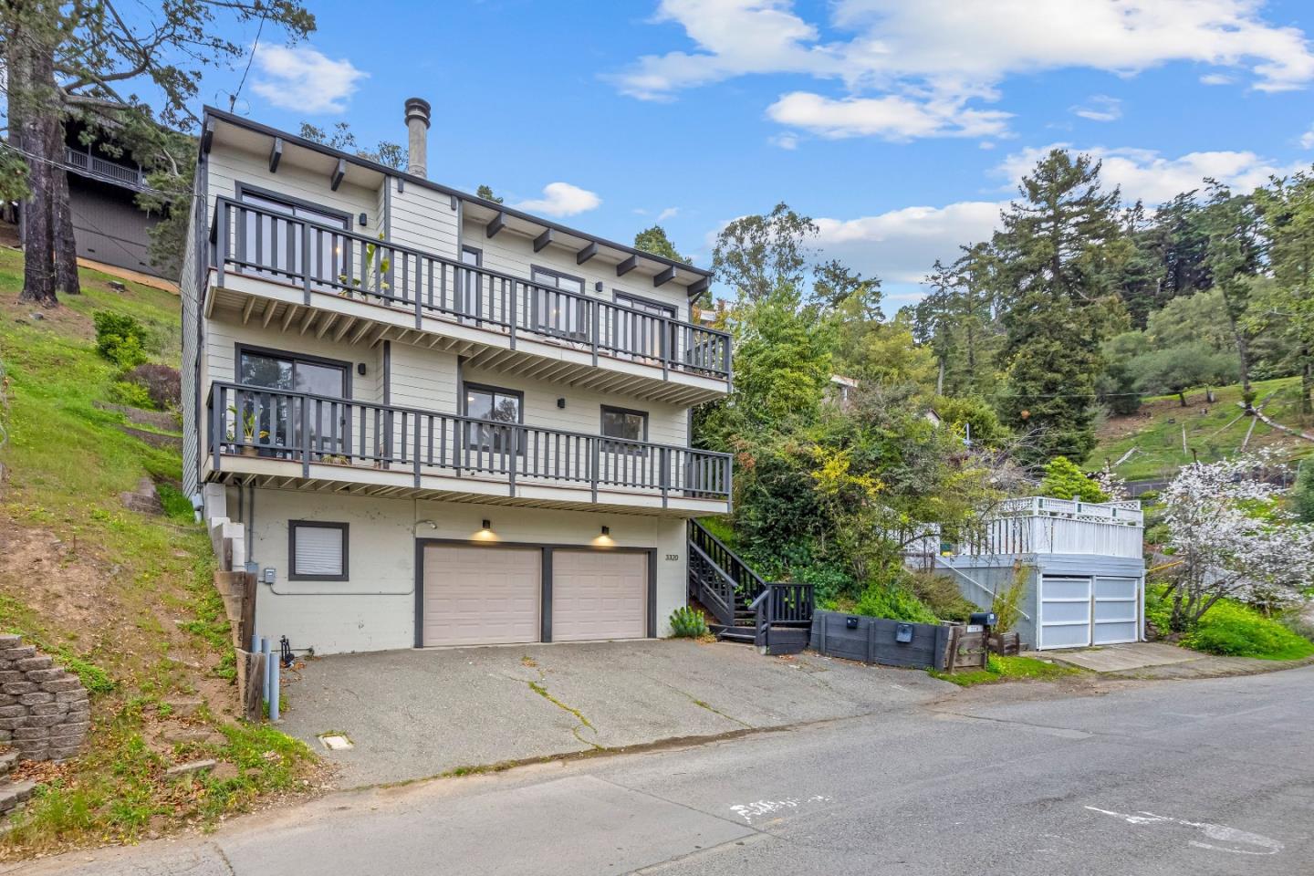 Detail Gallery Image 3 of 63 For 3320 Robinson Dr, Oakland,  CA 94602 - 2 Beds | 2/1 Baths