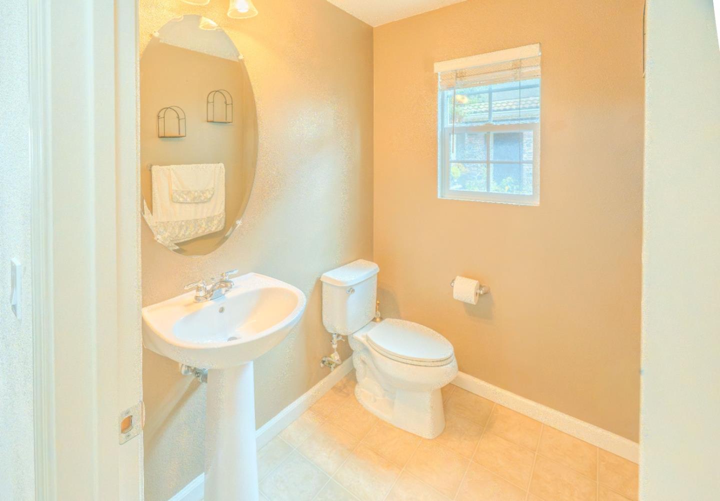 Detail Gallery Image 11 of 31 For 225 Montevina Way, Hayward,  CA 94545 - 3 Beds | 2/1 Baths