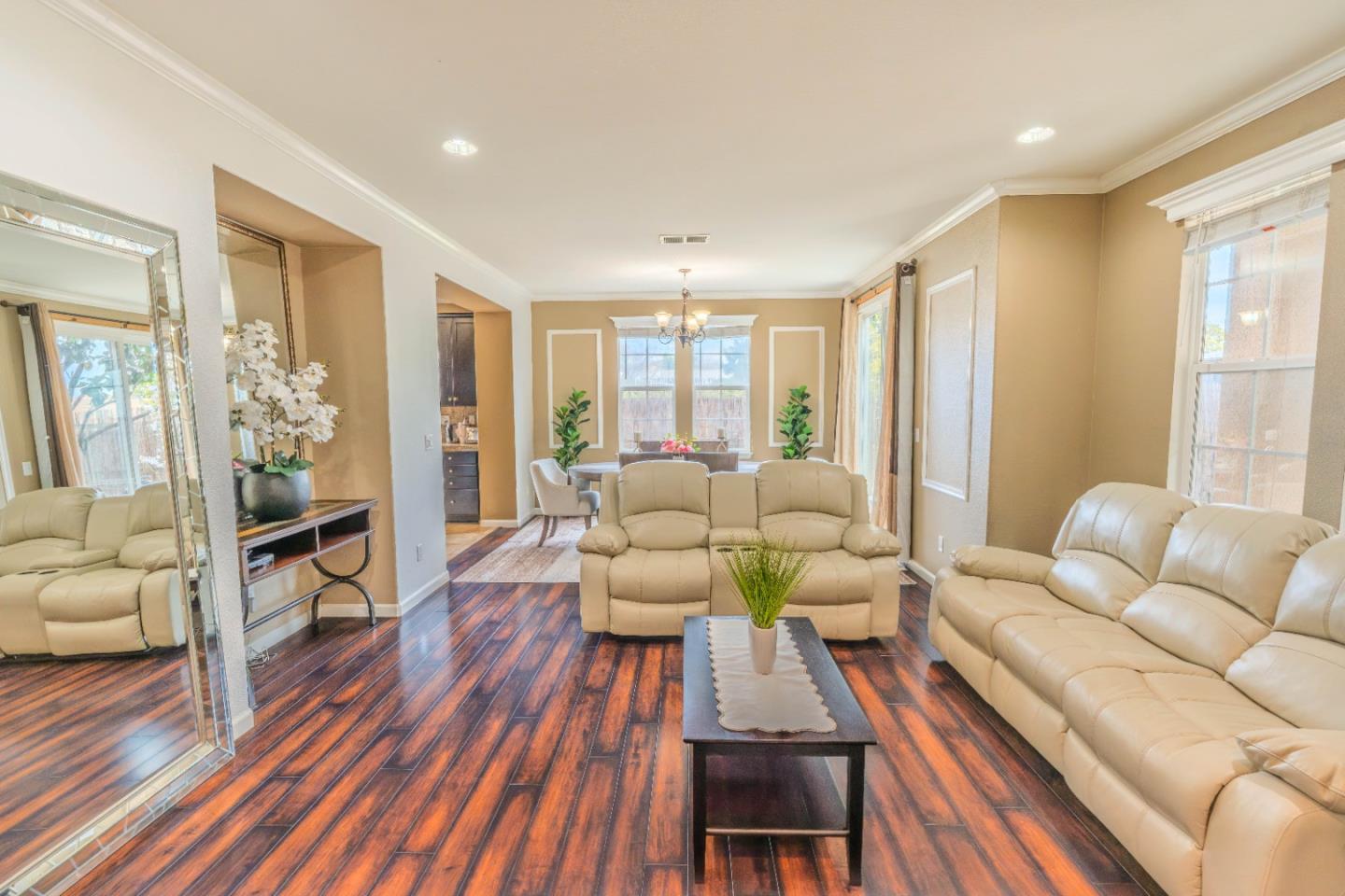 Detail Gallery Image 3 of 31 For 225 Montevina Way, Hayward,  CA 94545 - 3 Beds | 2/1 Baths