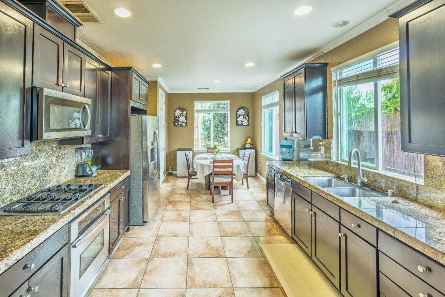 Detail Gallery Image 5 of 31 For 225 Montevina Way, Hayward,  CA 94545 - 3 Beds | 2/1 Baths