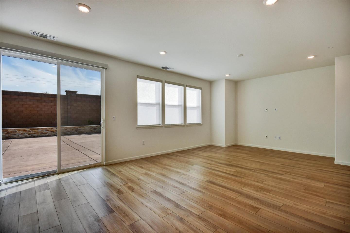 Detail Gallery Image 10 of 34 For 2160 Fuchsia Dr, Hollister,  CA 95023 - 4 Beds | 3 Baths