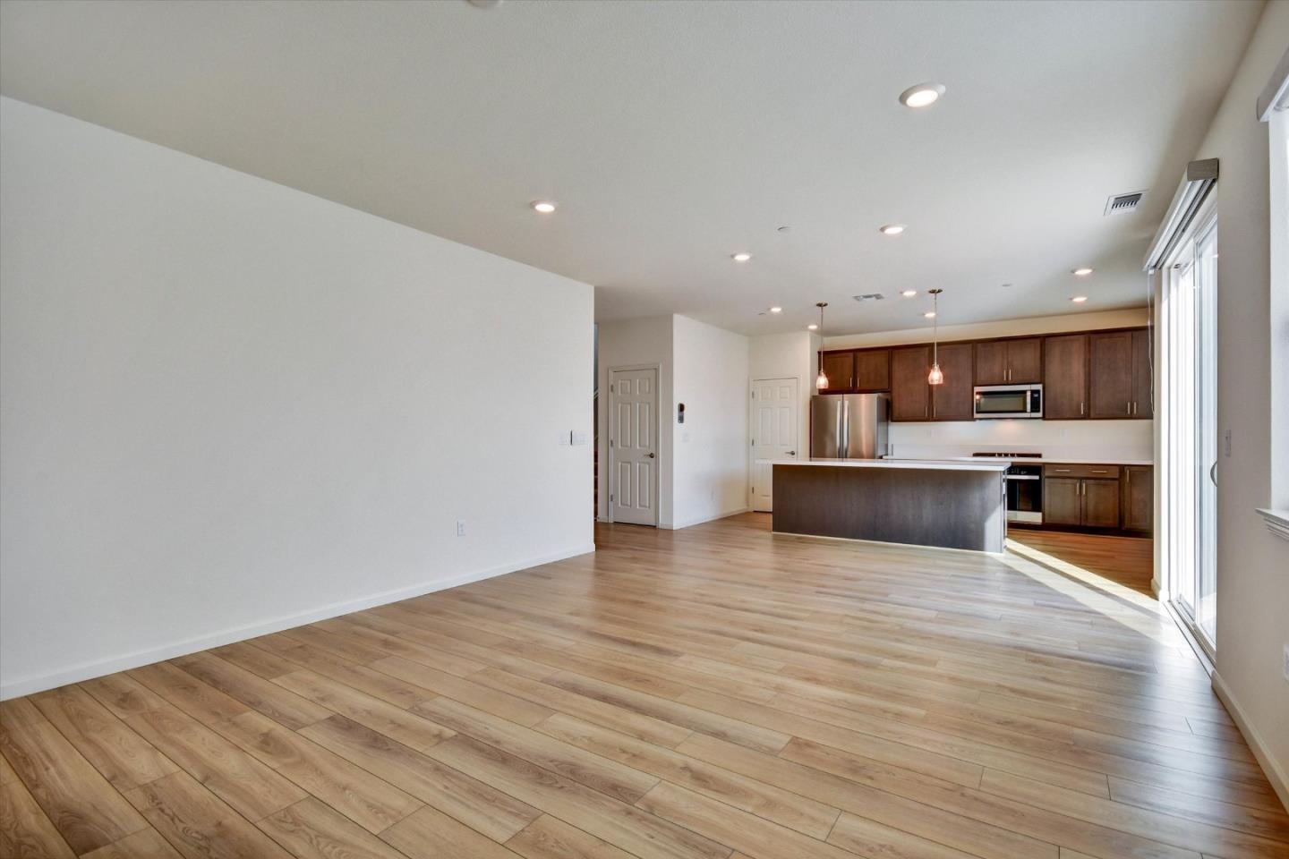 Detail Gallery Image 11 of 34 For 2160 Fuchsia Dr, Hollister,  CA 95023 - 4 Beds | 3 Baths