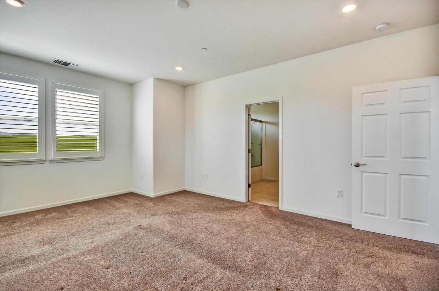 Detail Gallery Image 16 of 34 For 2160 Fuchsia Dr, Hollister,  CA 95023 - 4 Beds | 3 Baths